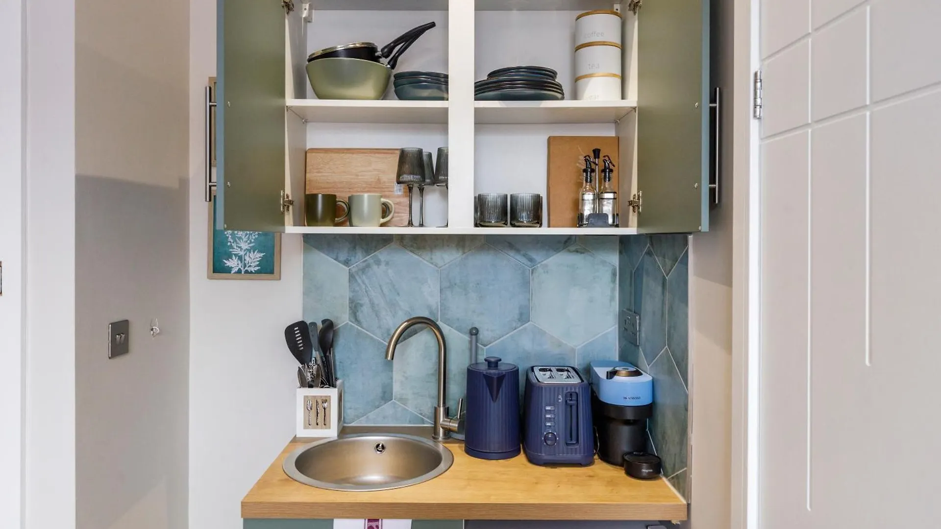 Apartment Cityscape Oasis Chic Studio For Urban Dwellers London